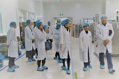 旅游學(xué)院組織教工參觀湯臣倍健，探索健康產(chǎn)業(yè)與文旅發(fā)展的融合之路